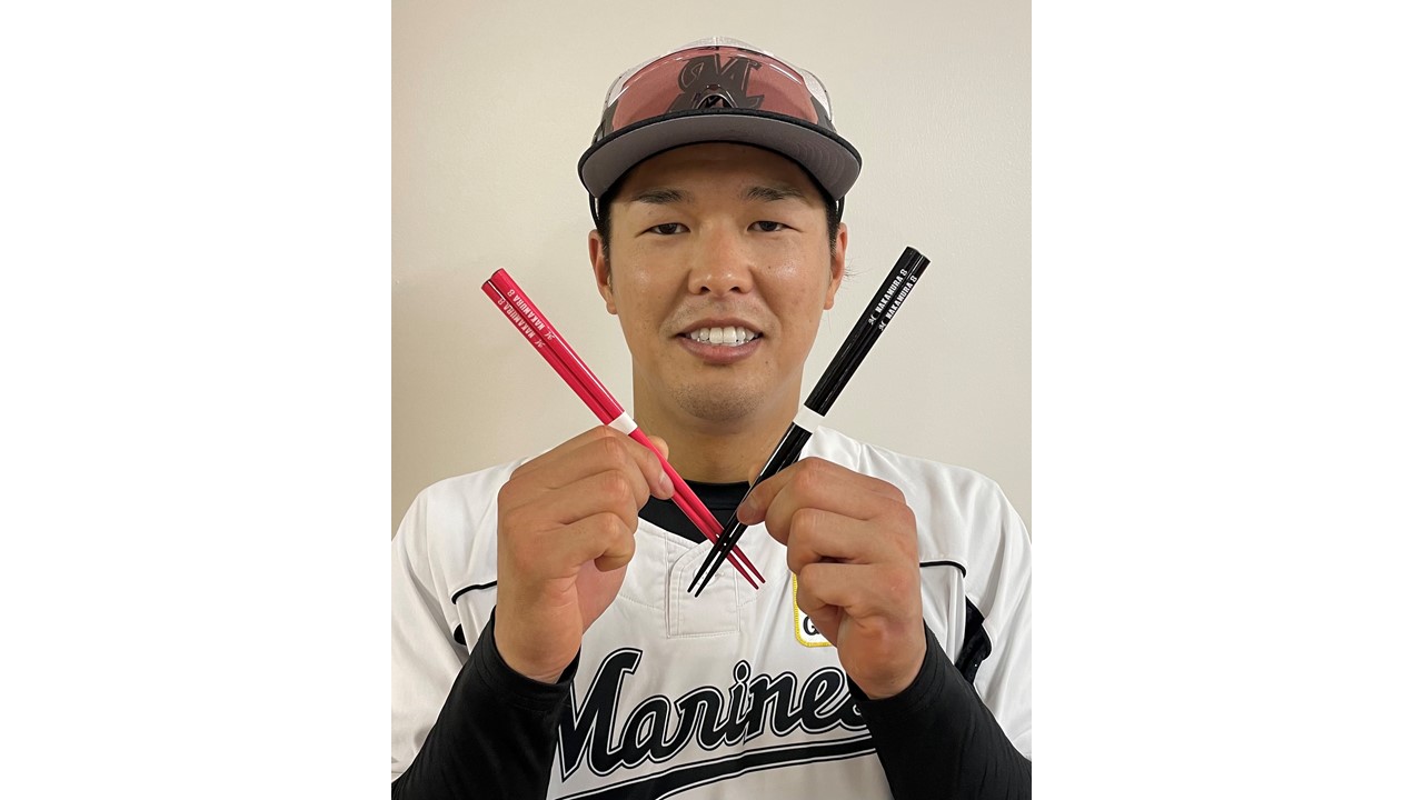 自身のネーム入り箸を持つロッテ中村奨