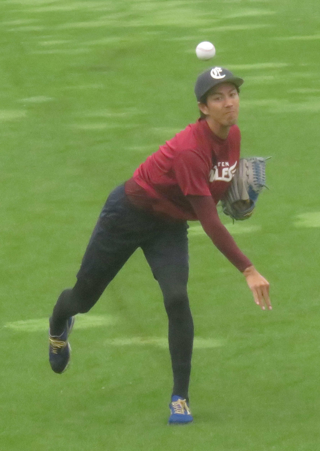投手練習に参加し、キャッチボールを行う楽天岸（撮影・桑原幹久）