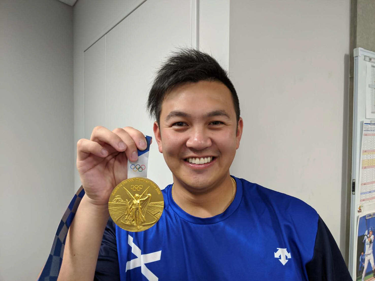 チームに合流したDeNA山崎。東京五輪で獲得した金メダルを披露（球団提供）