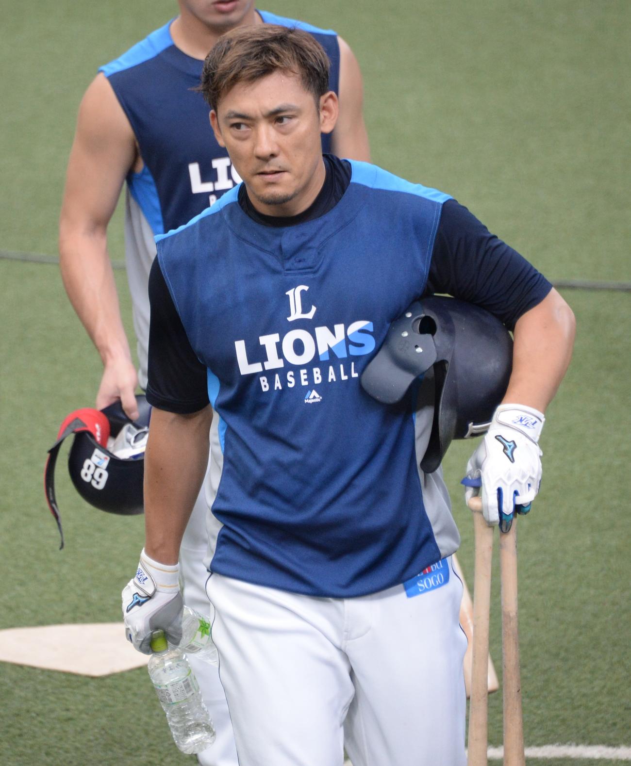 打撃練習を終え精かんな表情で引き揚げる西武栗山（撮影・鈴木正章）