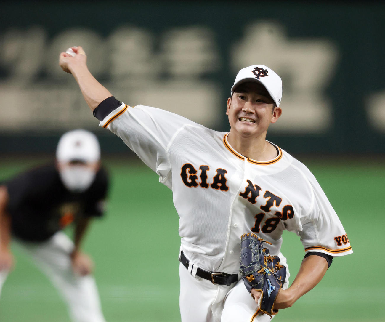 一カ所打撃の練習に登板する菅野（撮影・狩俣裕三）