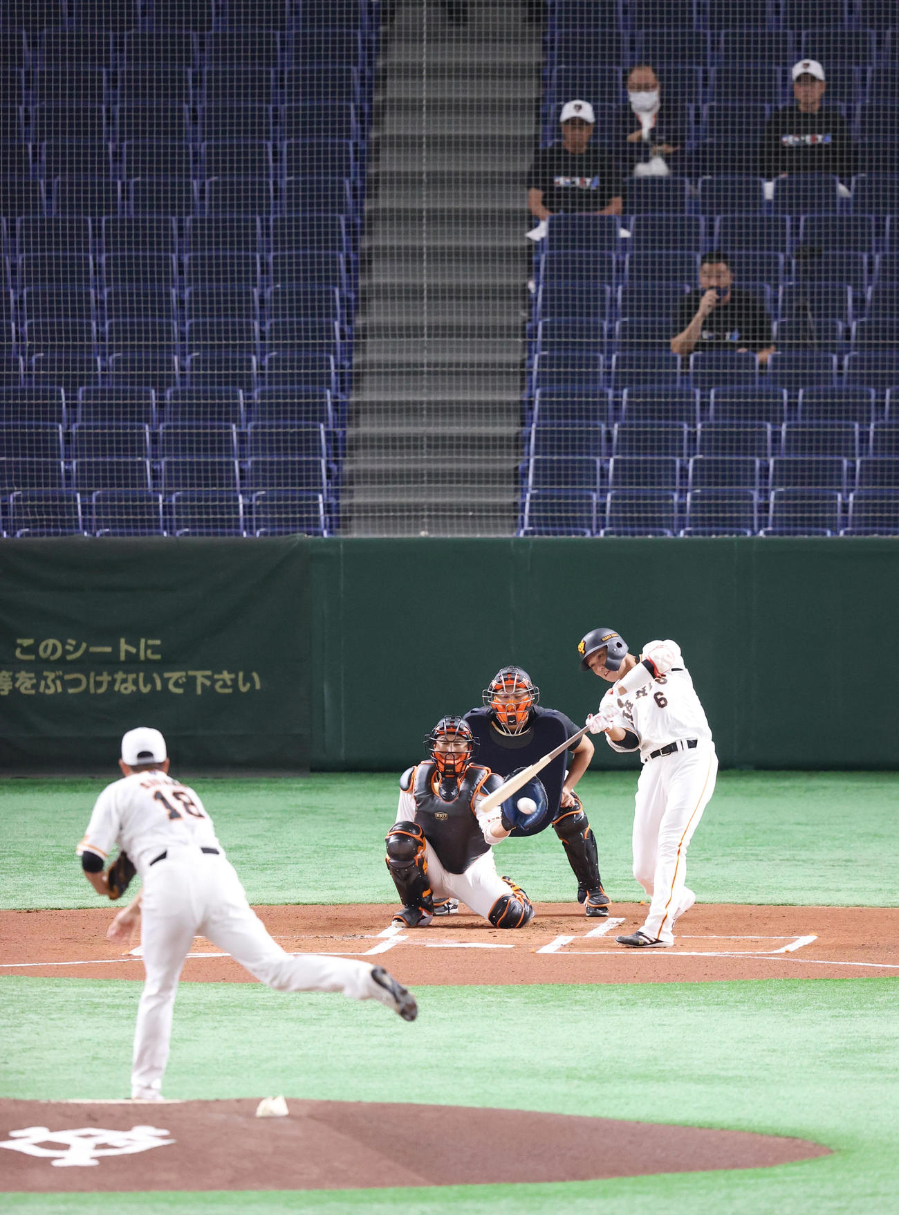 一カ所打撃の練習に登板した菅野に三ゴロに打ち取られる坂本（撮影・狩俣裕三）