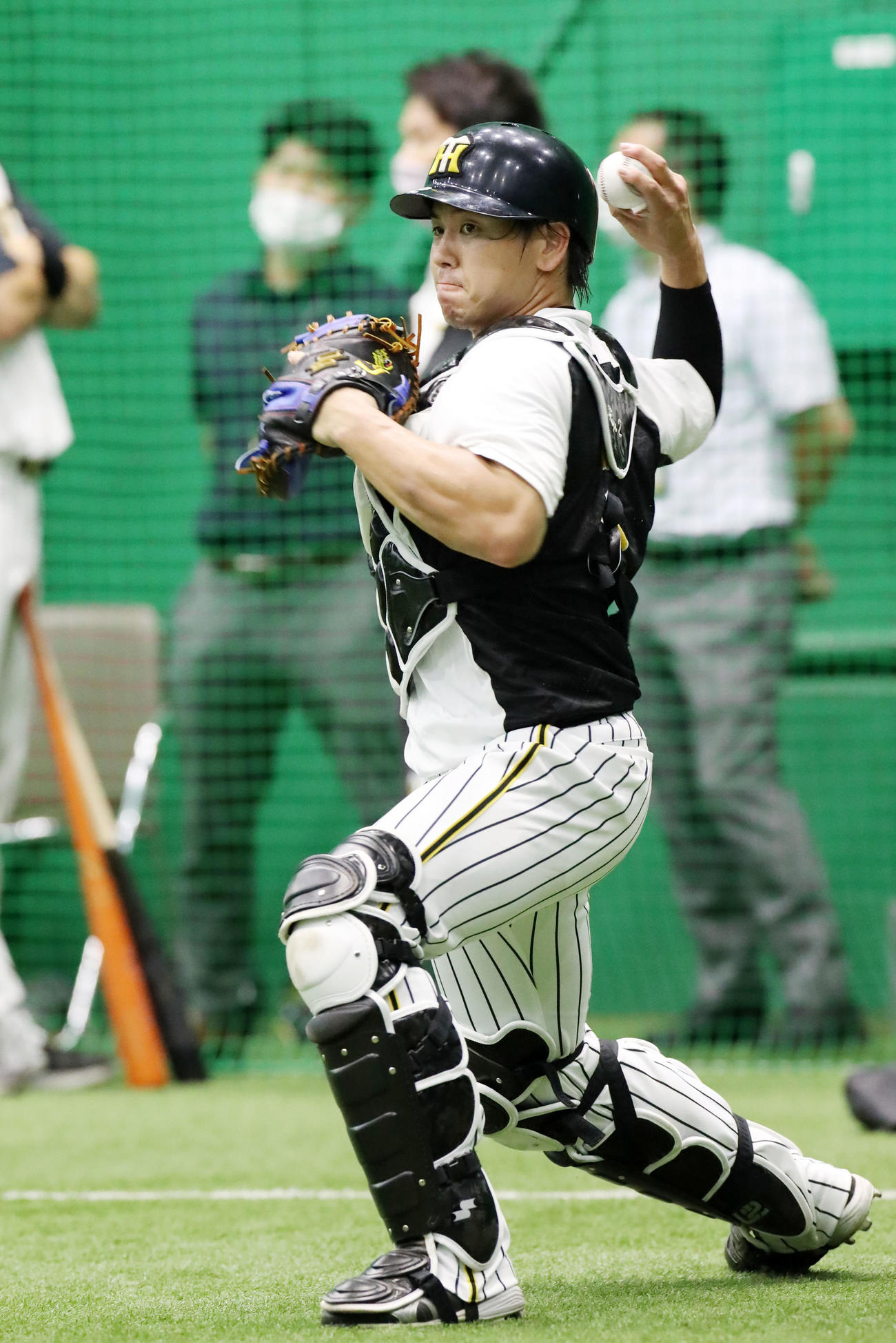 送球練習を行う梅野（撮影・加藤哉）