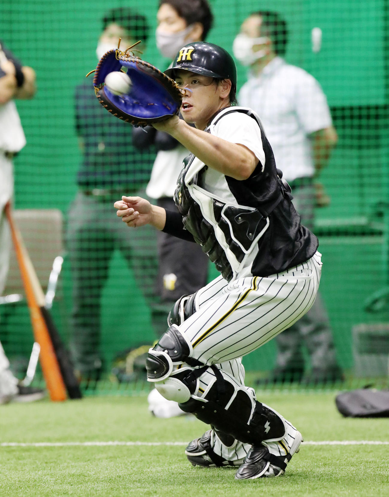 送球練習を行う梅野（撮影・加藤哉）