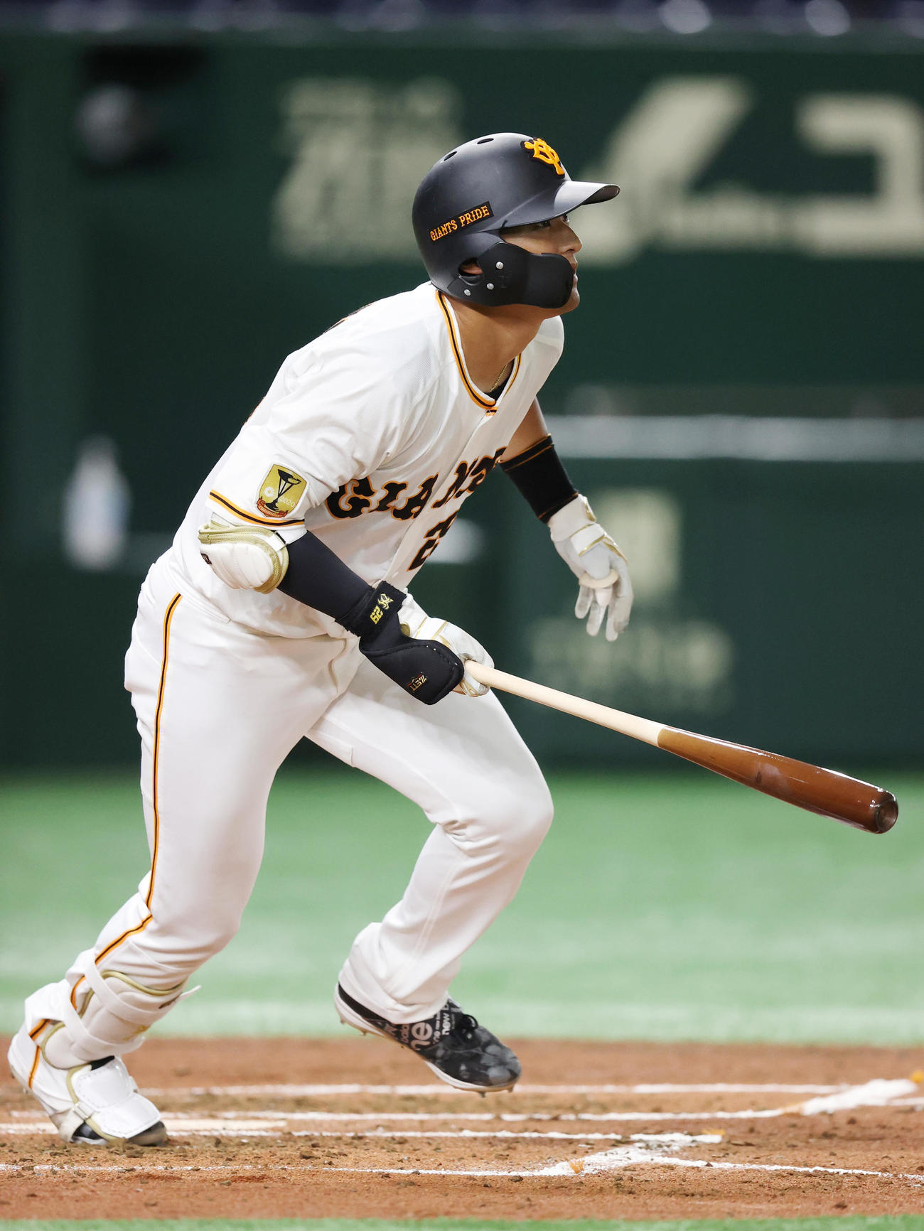一カ所打撃で巨人菅野から二塁打を放つ吉川尚輝（撮影・狩俣裕三）
