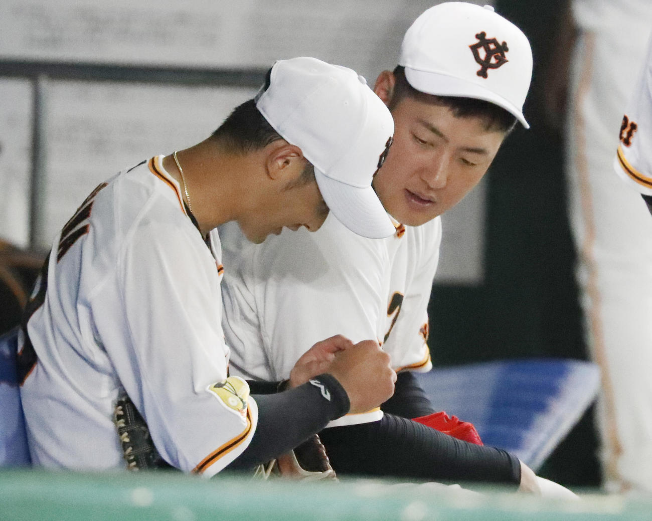 練習後、巨人吉川尚輝（左）と談笑する岡本和真（撮影・狩俣裕三）