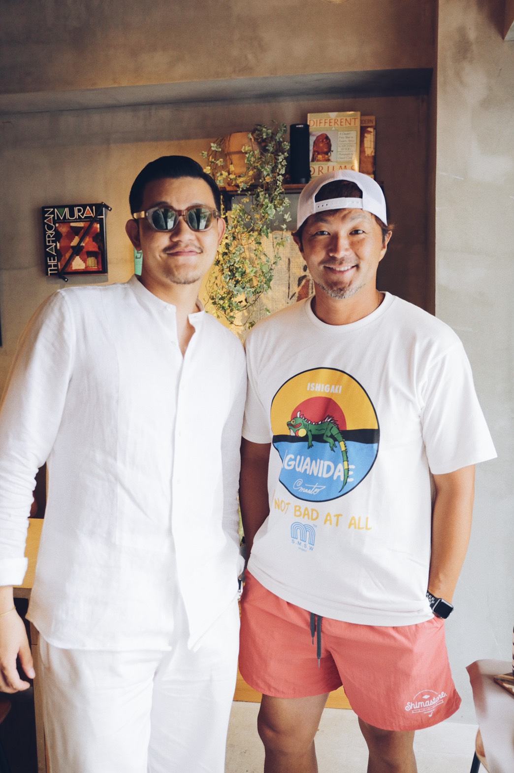 ハンドボールのクラブチーム「琉球コラソン」のGK衣笠友貴選手（27、左）と寺原さん。多くの新しい友人に出会って沖縄生活を楽しんでいる（寺原隼人さん提供）