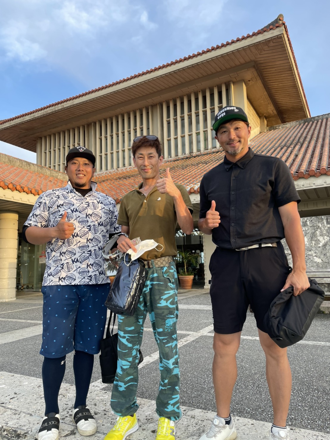 沖縄の青空の下で記念撮影する寺原さん（右）。左はソフトバンク時代の同僚で現在、琉球ブルーオーシャンズで一緒に指導する李杜軒コーチ（33）（寺原隼人さん提供）