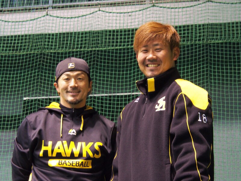 寺原さん（左）は憧れの松坂大輔（現西武）と15年から3年間ソフトバンクで一緒にプレーした。この2ショットは大事にしている1枚（寺原隼人さん提供）