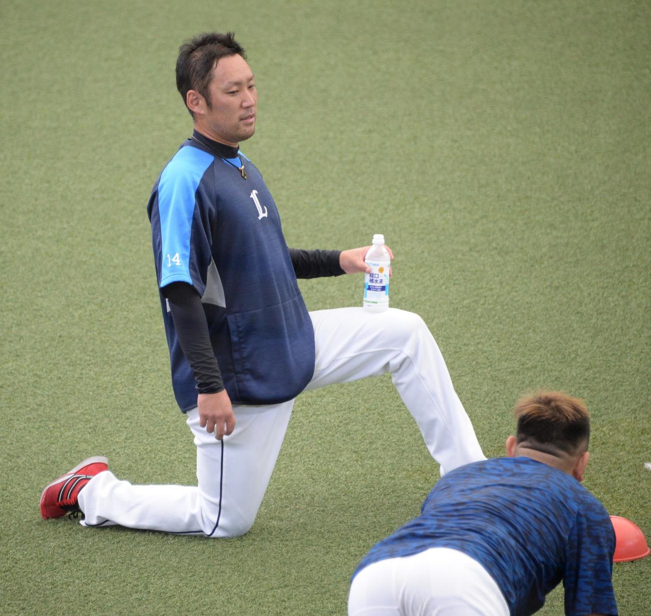 久々に1軍合流した西武増田（左）は森と話をする（撮影・鈴木正章）