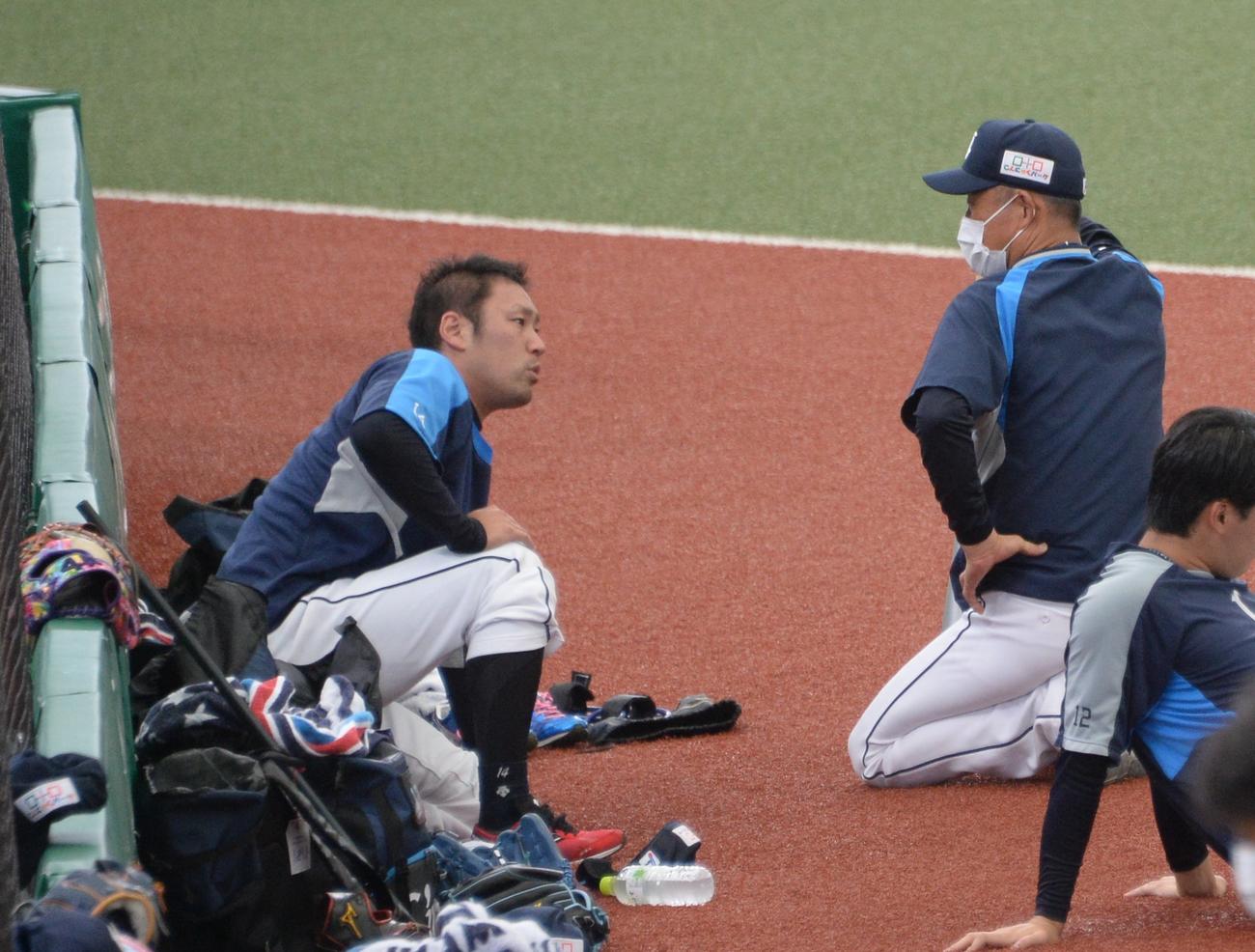 久々に1軍合流した西武増田（左）は辻監督監督と話をする（撮影・鈴木正章）