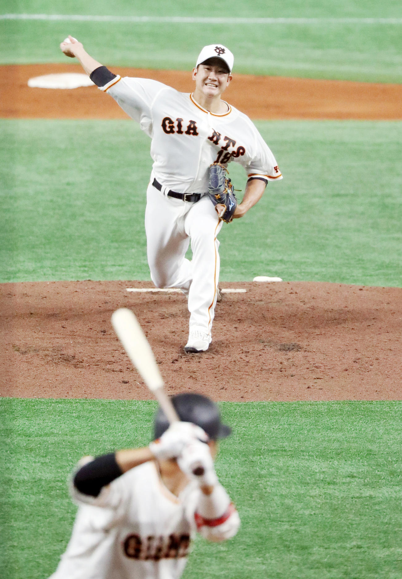 一カ所打撃で坂本（手前）と対戦する菅野（撮影・狩俣裕三）