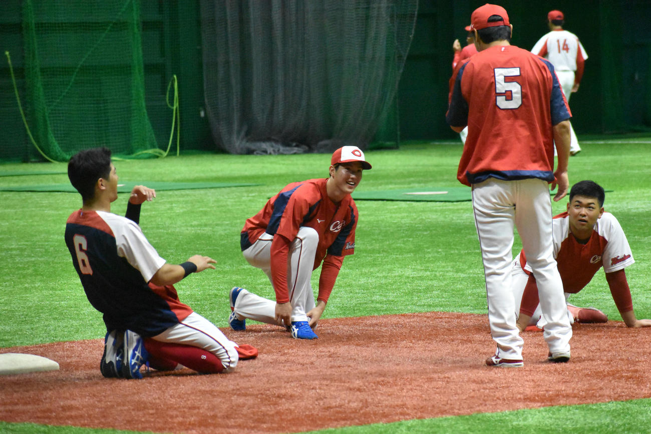 練習開始前に、長野（左から3人目）らと談笑する森下（同2人目）ら（撮影・古財稜明）