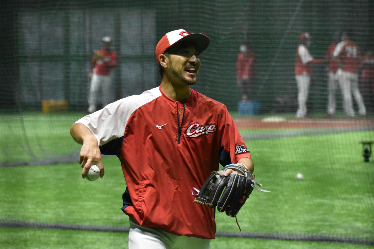 笑顔でキャッチボールする広島菊池涼介（撮影・古財稜明）