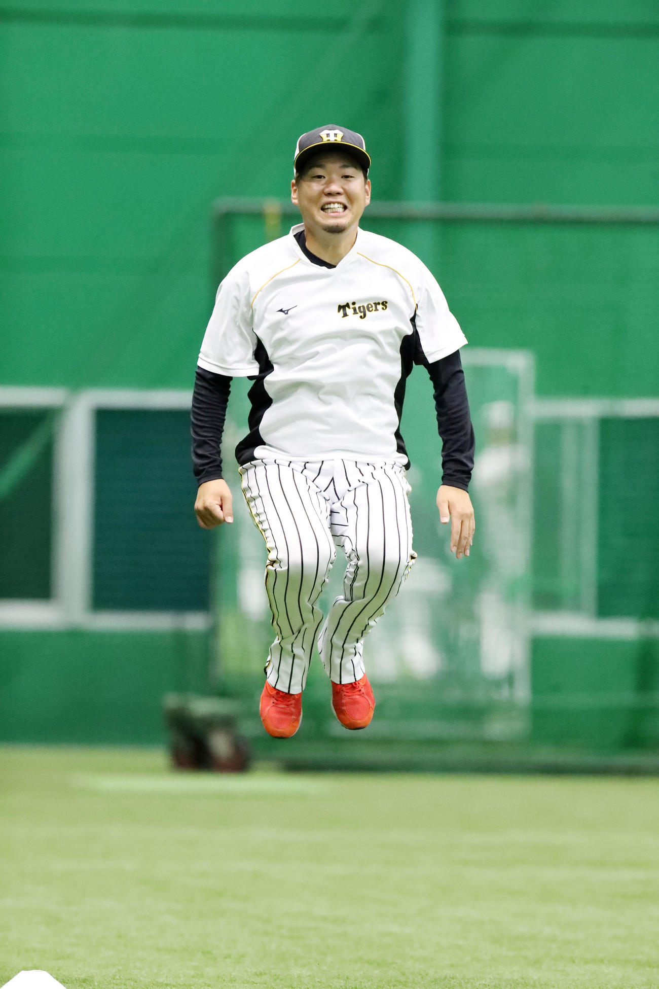 ウオーミングアップでジャンプする西勇（撮影・加藤哉）