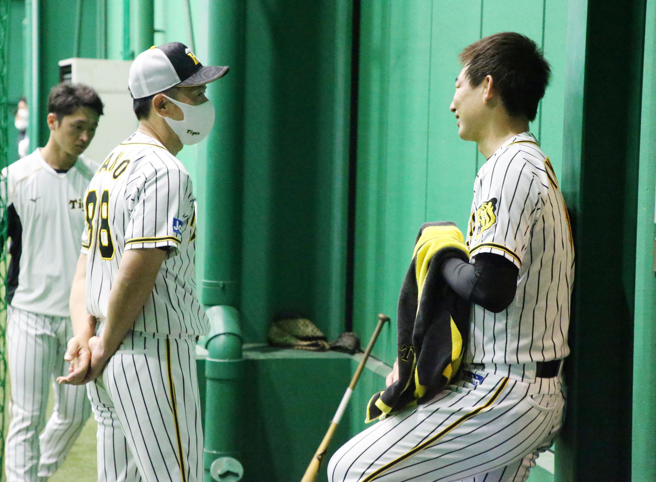 矢野監督（左）と話す岩崎（撮影・加藤哉）
