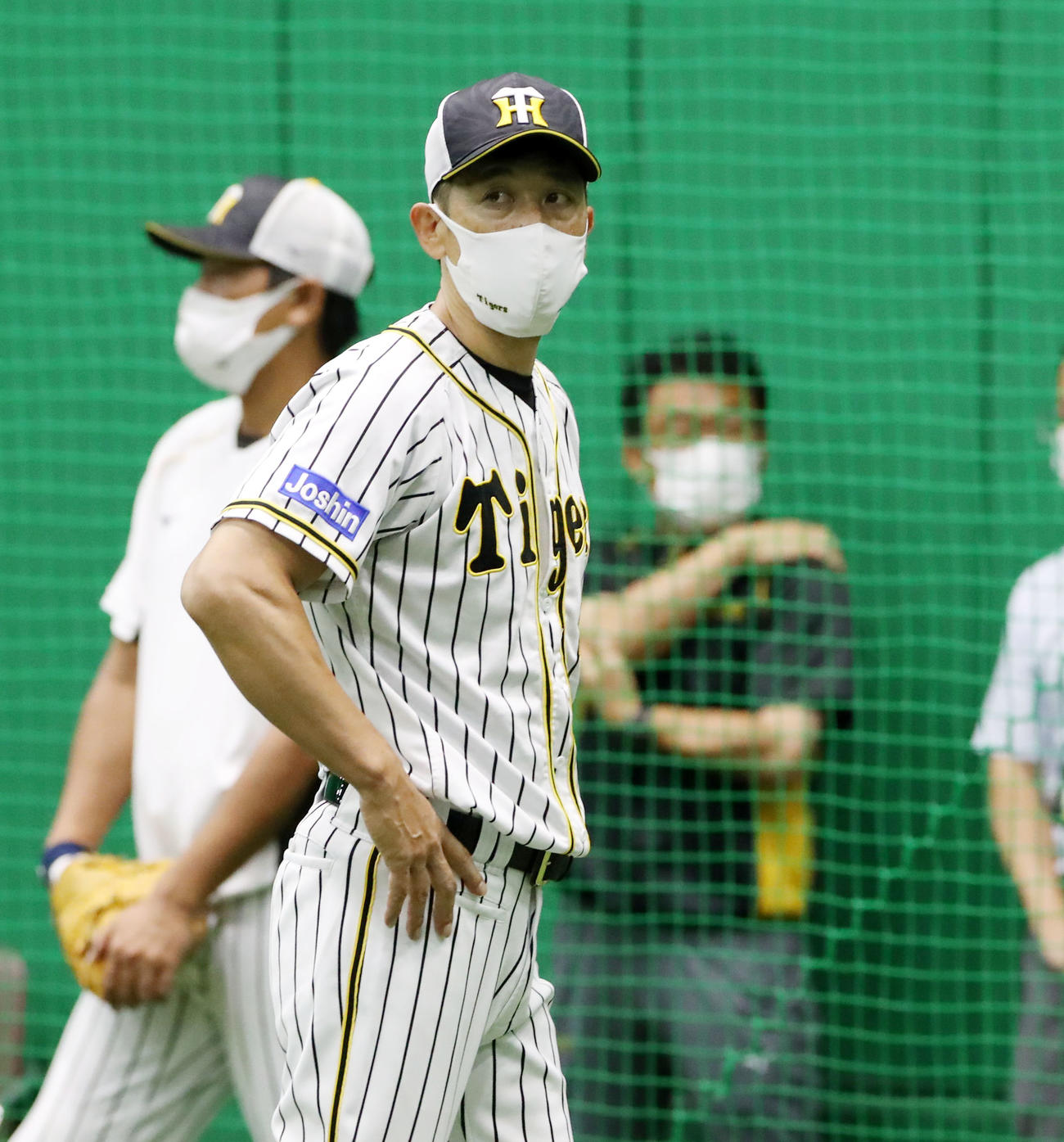 練習を見守る矢野監督（2021年8月12日撮影）