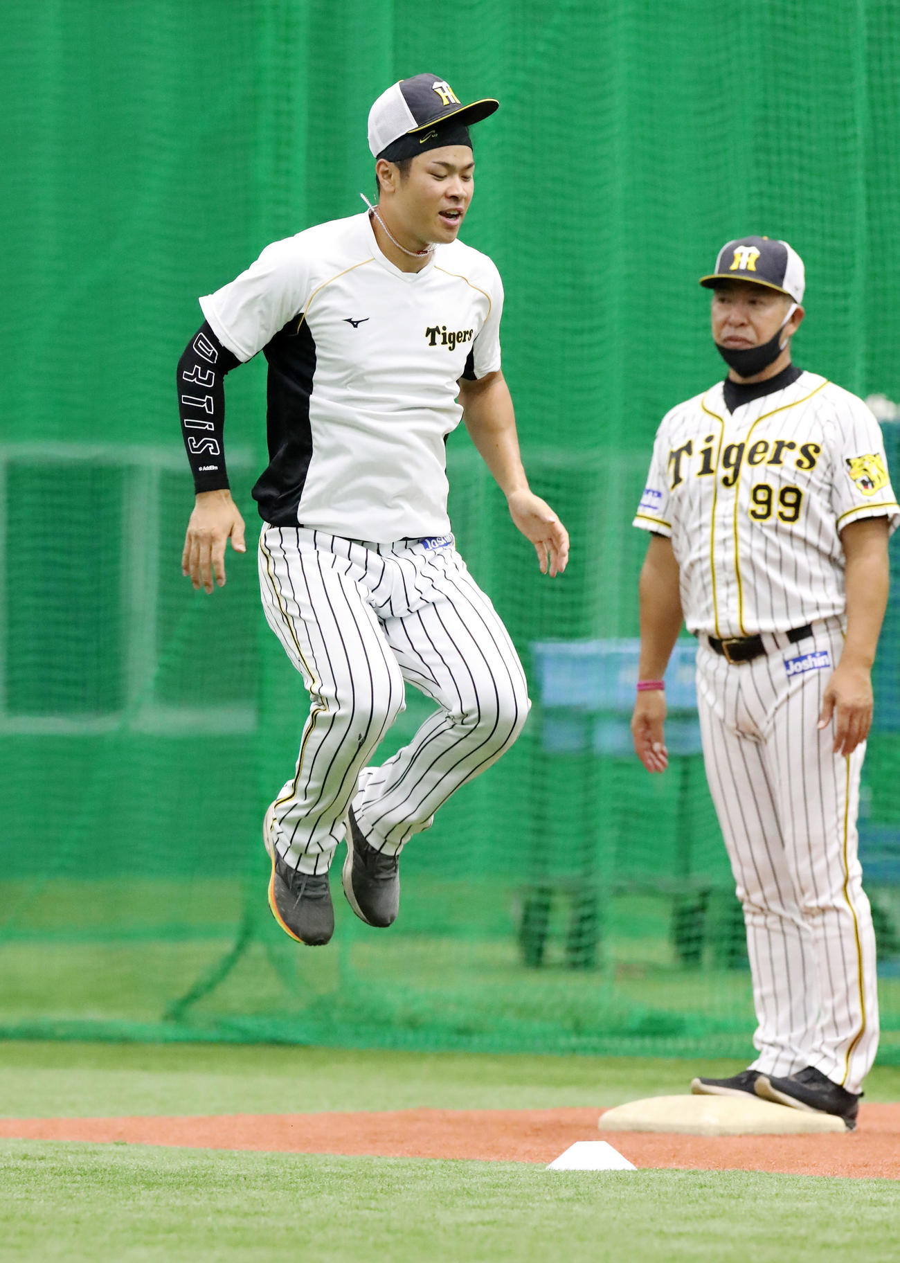 ウオーミングアップでジャンプする佐藤輝（撮影・加藤哉）