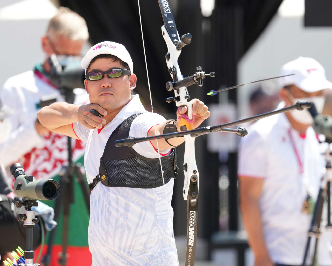 7月23日、アーチェリー男子個人ランキングラウンドで矢を放つ古川高晴
