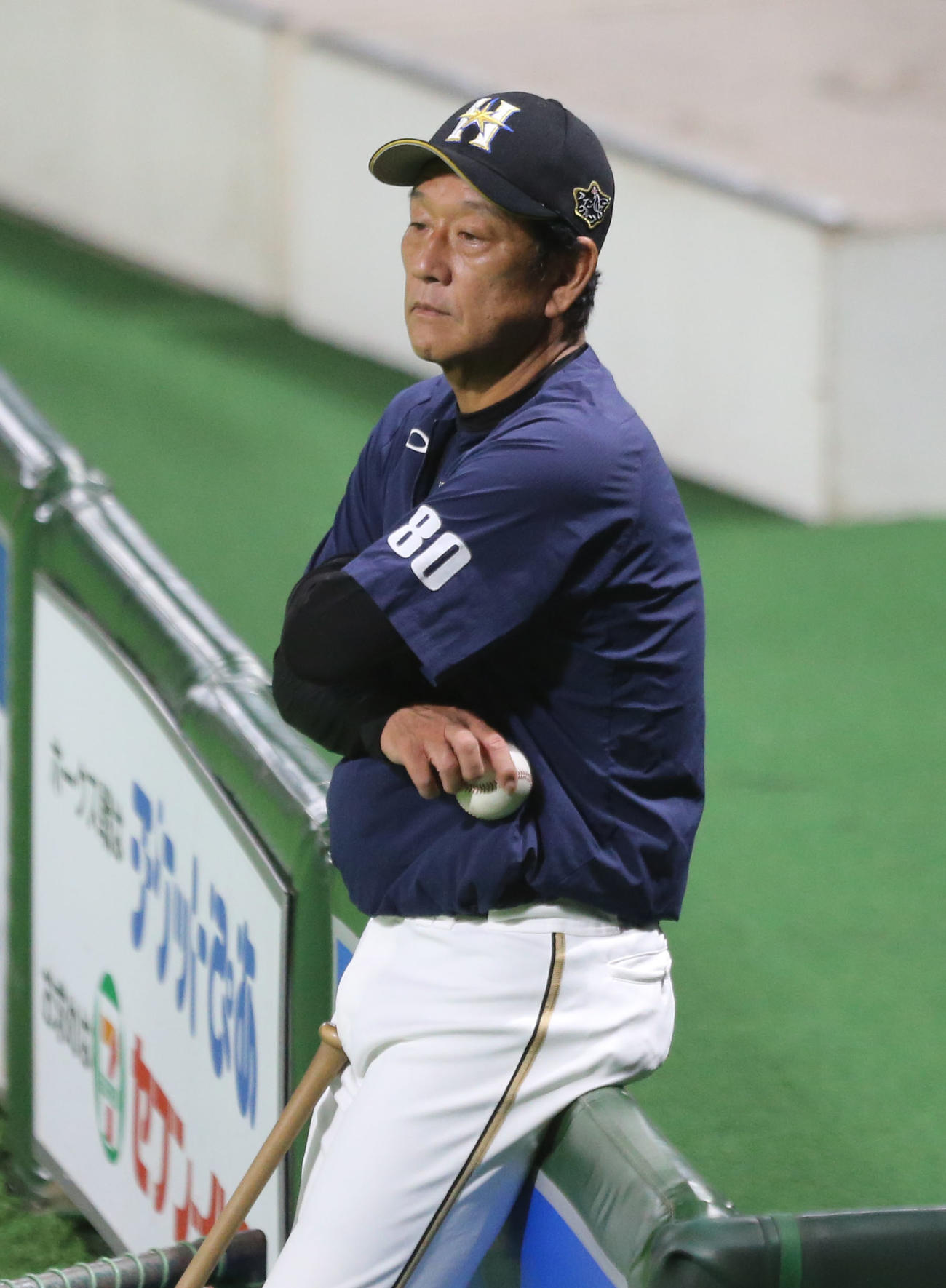 練習を見守る栗山監督（撮影・屋方直哉）