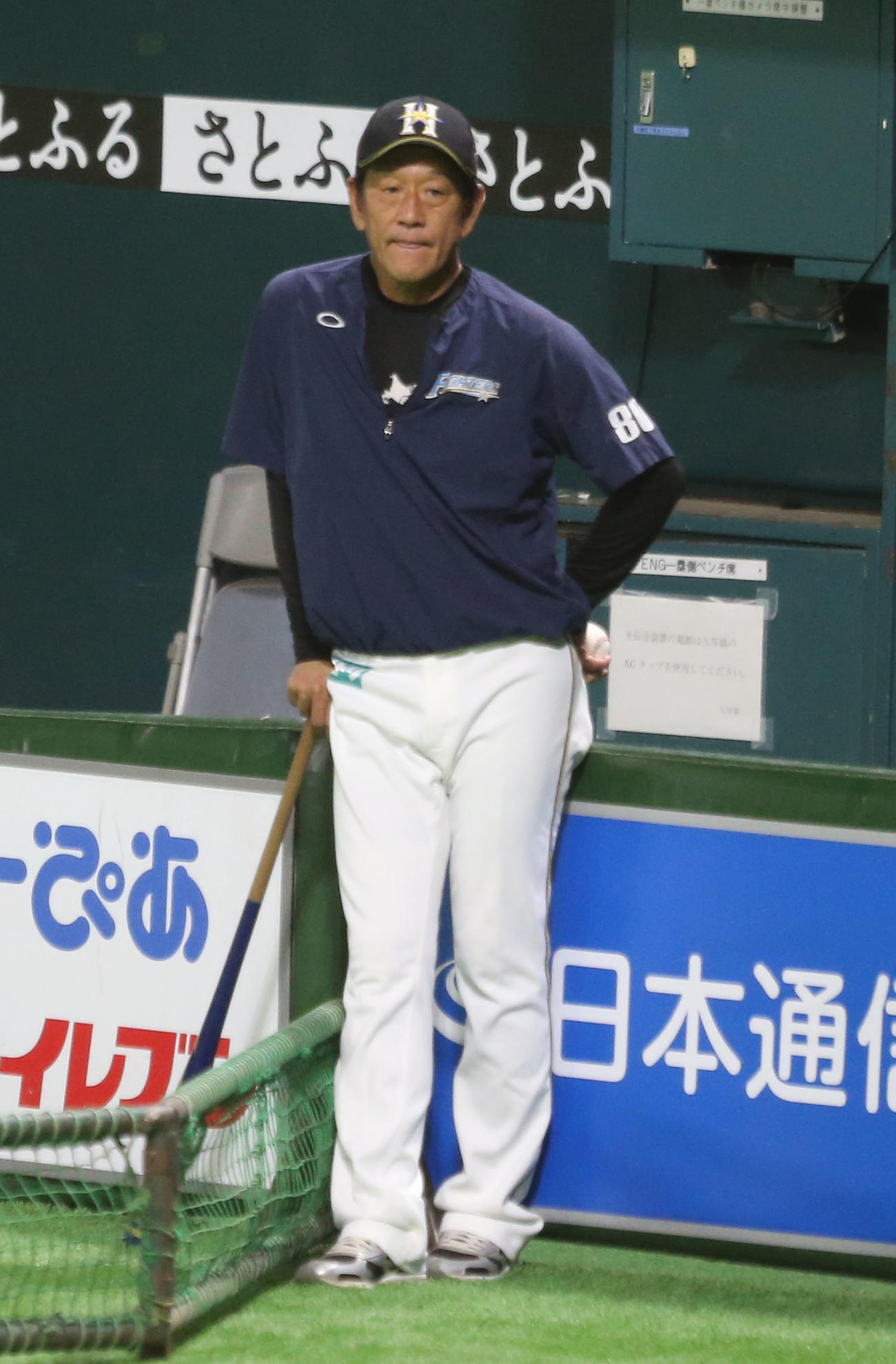 練習を見守る栗山監督（撮影・屋方直哉）