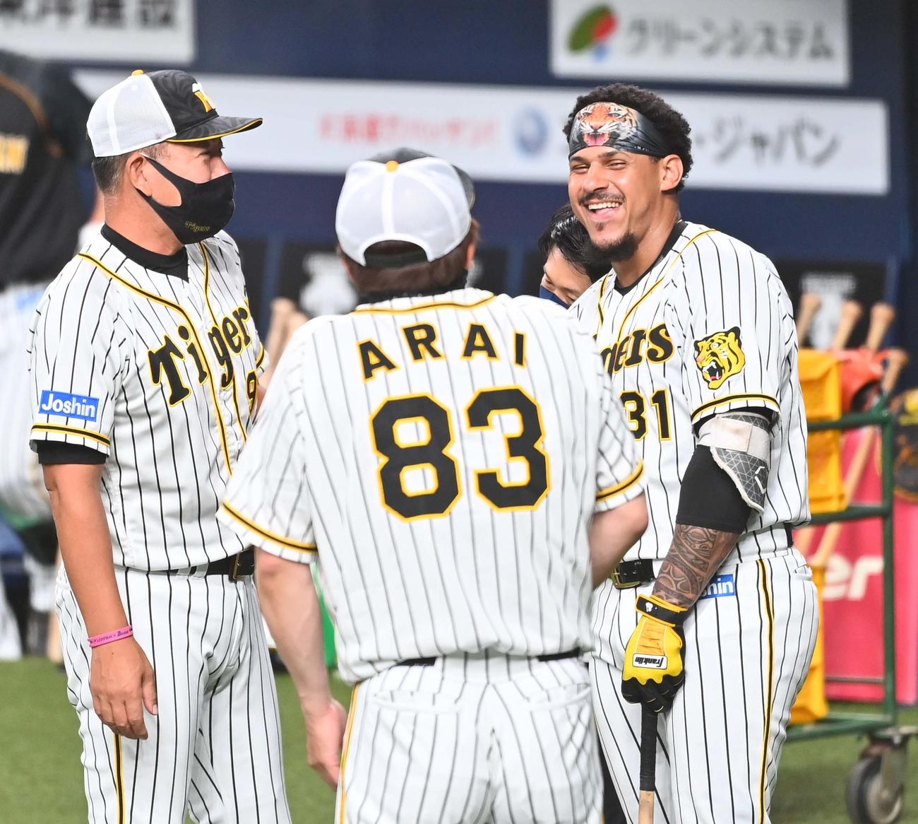 井上ヘッドコーチ（左）、新井コーチ（中央）と談笑するマルテ（撮影・上田博志）