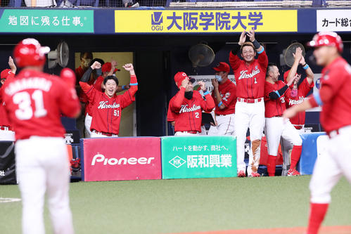 阪神対広島 1回表広島2死一、二塁、松山の右越え適時二塁打で一塁走者林が生還し盛り上がるベンチのナインたち(撮影・加藤哉)