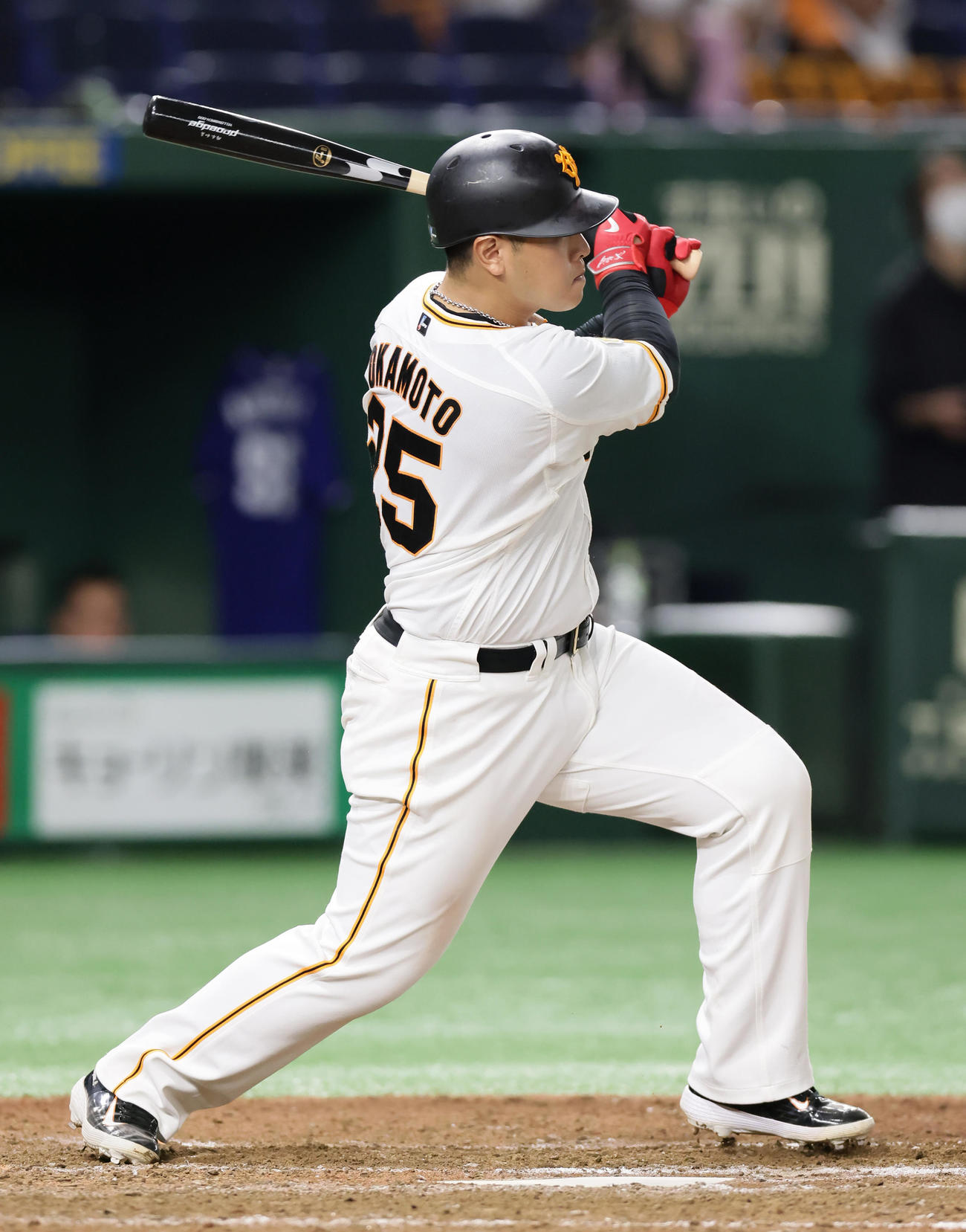 巨人対中日　8回裏巨人1死一、二塁、岡本和は左前適時打を放つ（撮影・足立雅史）