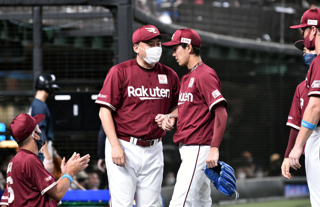 西武対楽天　8回裏、交代しベンチへ引き揚げる楽天岸（中右）を労う石井GM兼監督（撮影・滝沢徹郎）