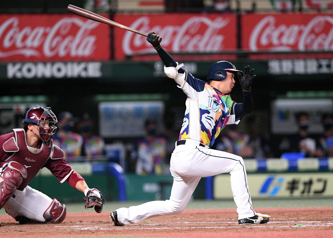 西武対楽天　8回裏西武1死一塁、代打平沼は空振り三振に倒れる（撮影・滝沢徹郎）