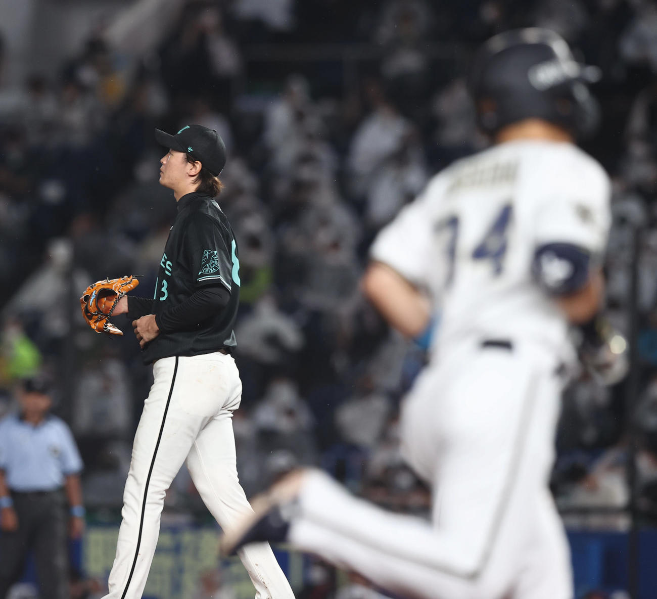 ロッテ対オリックス　5回表オリックス無死一塁、吉田正（右）に右越え2点本塁打を浴びる二木（撮影・垰建太）