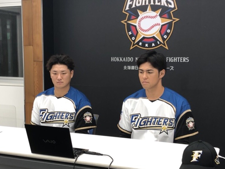 鎌ケ谷でオンライン入団会見に臨んだ木村と佐藤（左＝球団提供）