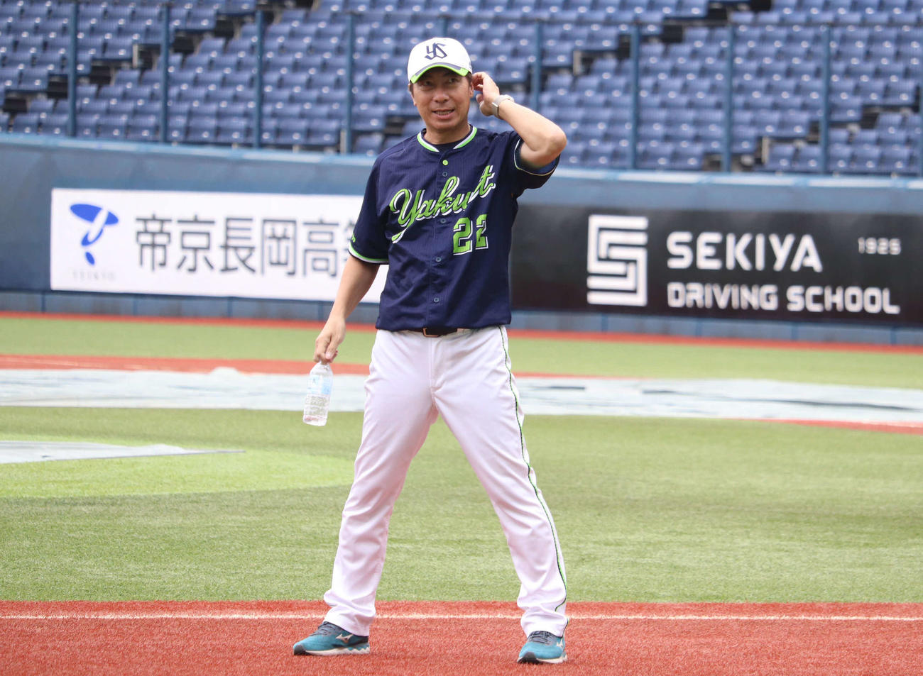 9年ぶりに新潟のグラウンドに立ち、笑顔を見せるヤクルト高津監督（撮影・湯本勝大）