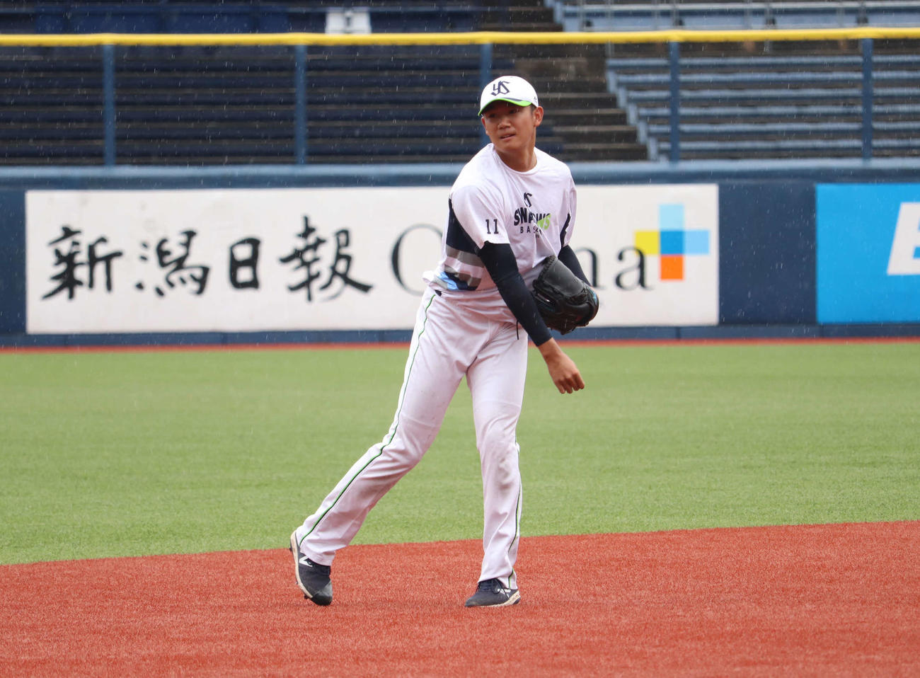 キャッチボールで調整するヤクルト奥川（撮影・湯本勝大）