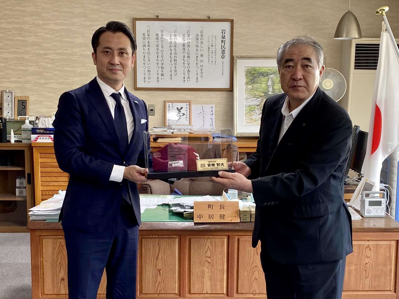 楽天が岩手・岩泉町で開催した「がんばろう東北シリーズ」報告会、記念キャップ・ベース贈呈式（球団提供）