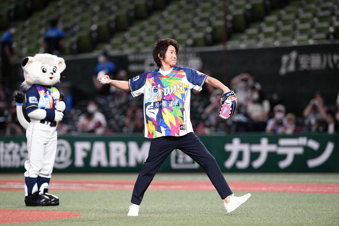 西武対楽天　試合前にセレモニアルピッチする藤原竜也（撮影・滝沢徹郎）