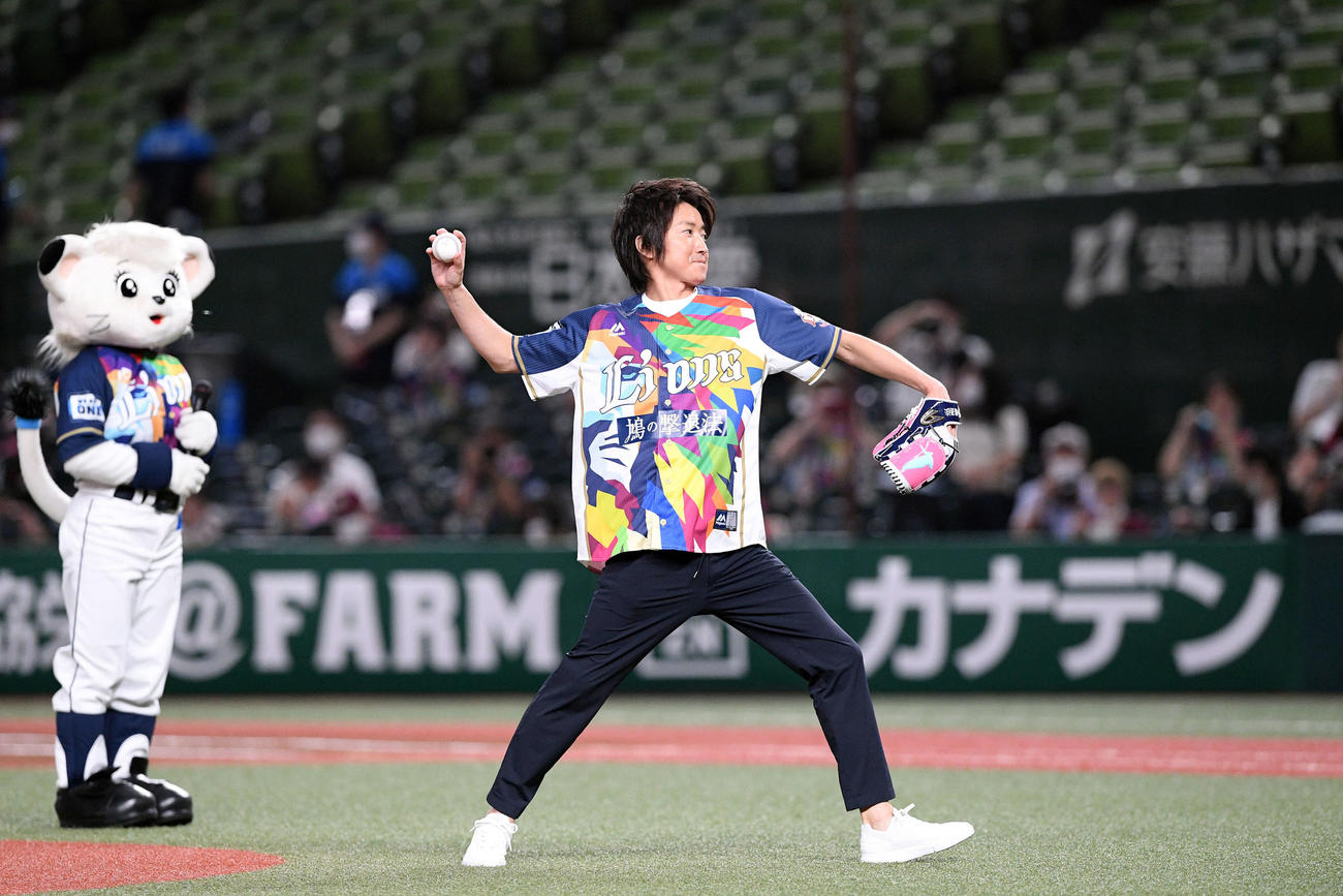 西武対楽天　試合前にセレモニアルピッチする藤原竜也（撮影・滝沢徹郎）