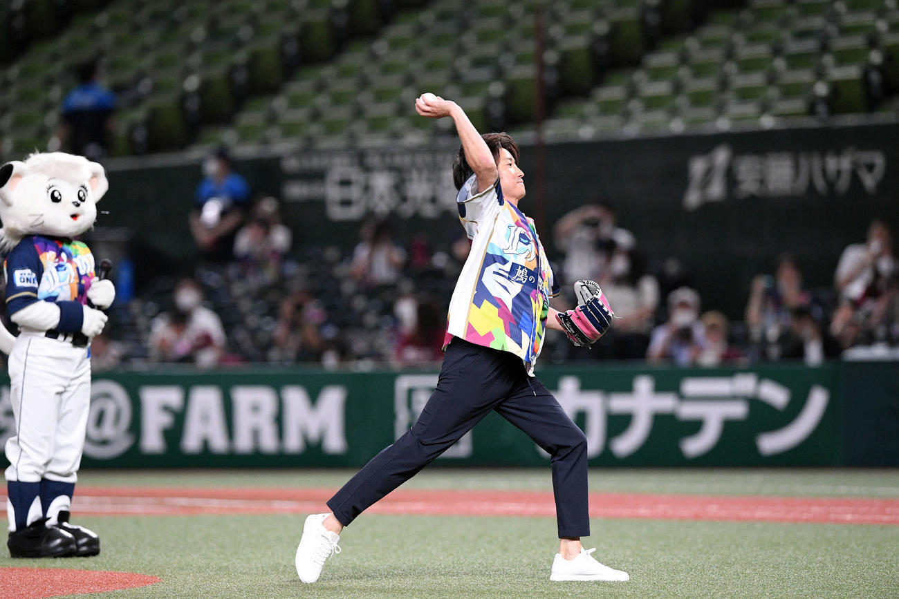 西武対楽天　試合前にセレモニアルピッチする藤原竜也（撮影・滝沢徹郎）
