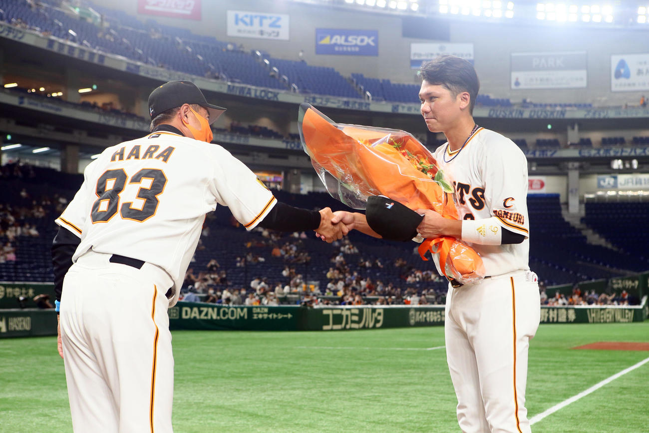 巨人対中日　試合前のセレモニーで巨人原監督（左）から花束を受け取る坂本（撮影・足立雅史）