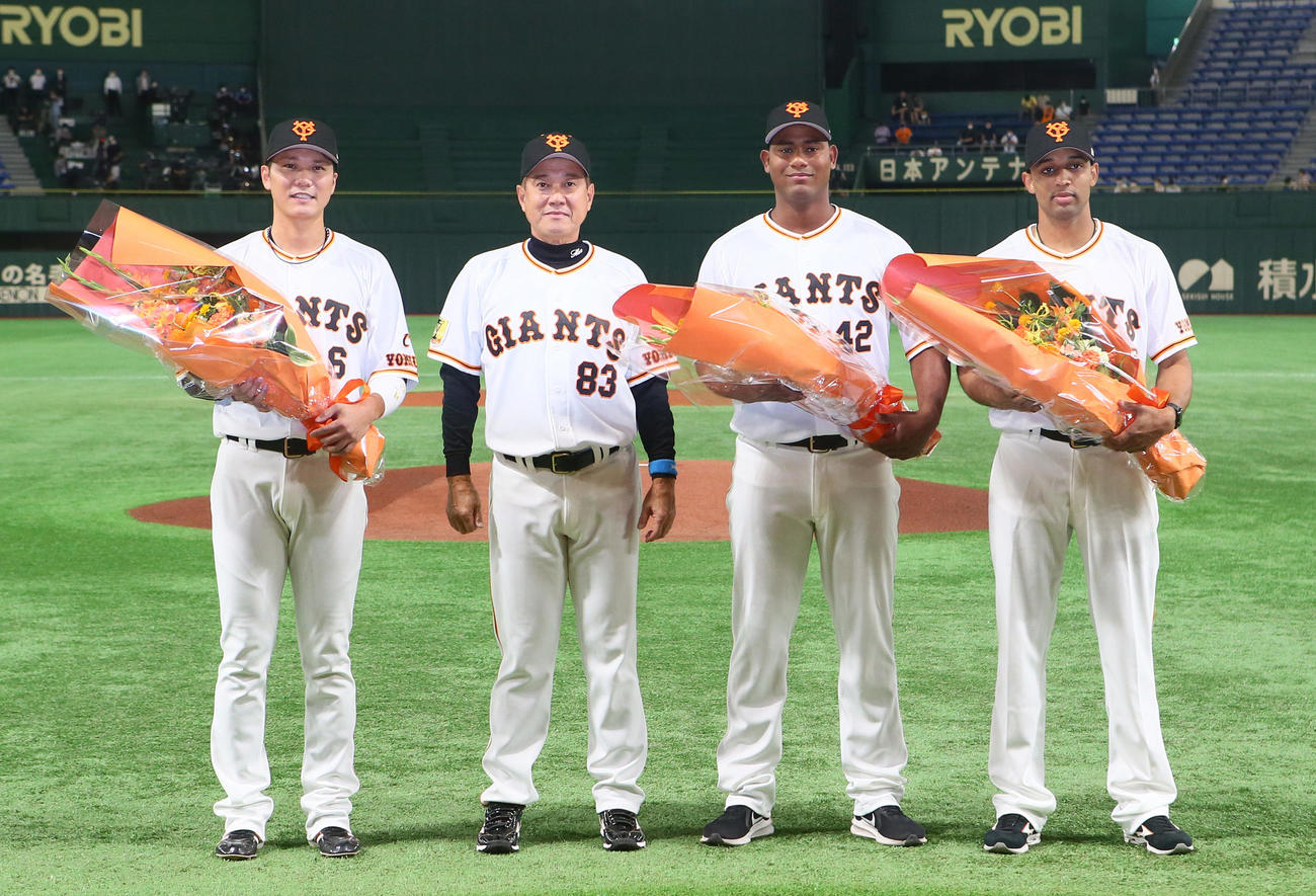 試合前のセレモニーで笑顔を見せる巨人の、左から坂本、原監督、メルセデス、サンチェス