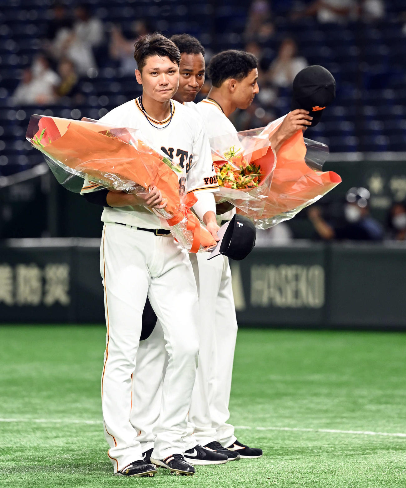 巨人対中日　東京五輪の報告セレモニーで花束を手にあいさつする巨人坂本（撮影・たえ見朱実）