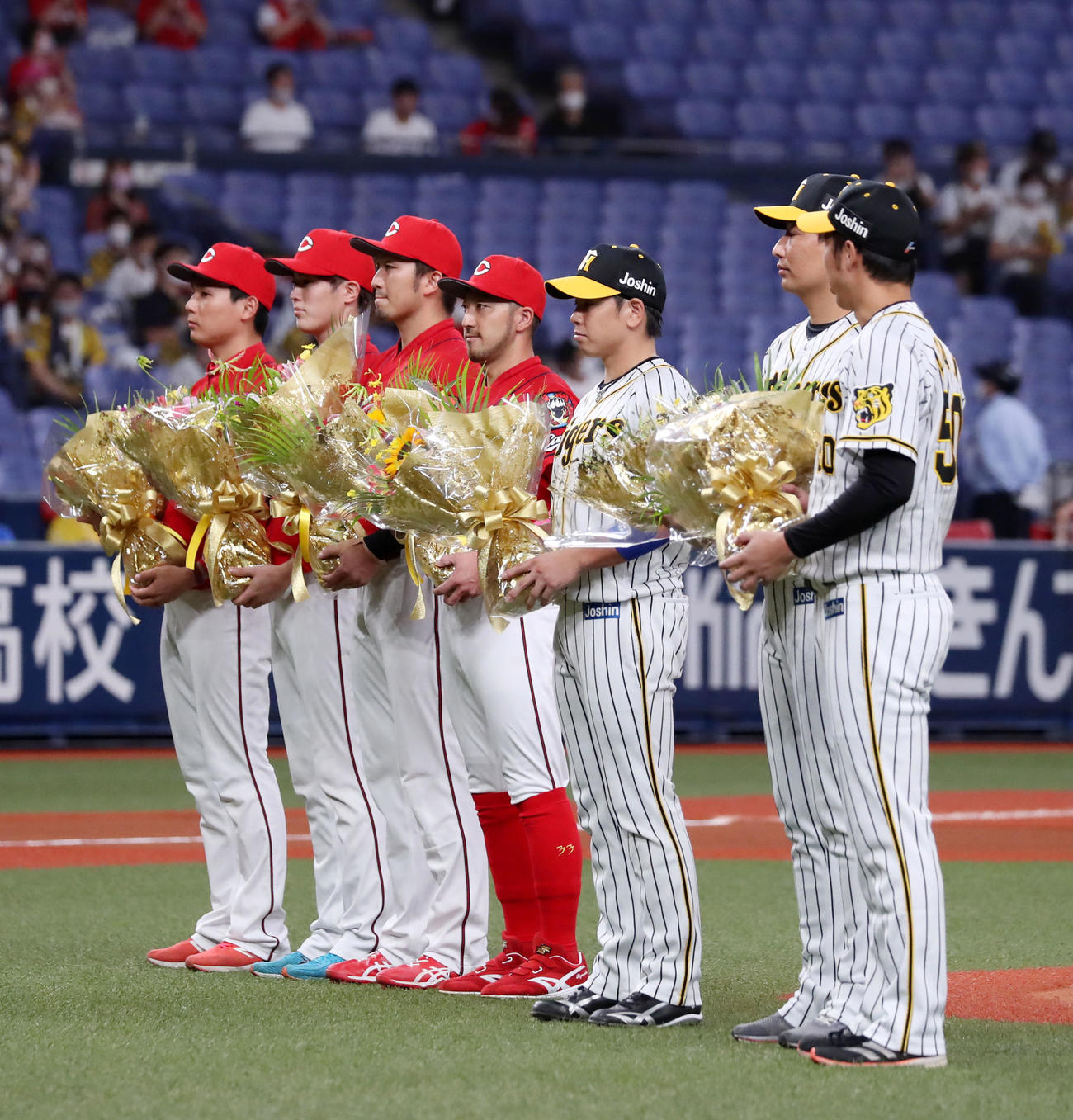 阪神対広島　東京五輪に出場した日本代表選手凱旋（がいせん）セレモニーが行われ花束を手にする左から、栗林、森下、鈴木、菊池涼、梅野、岩崎、青柳（撮影・加藤哉）