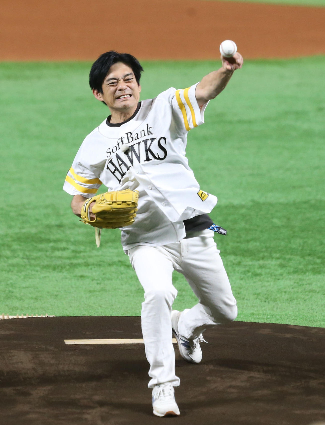 ソフトバンク対日本ハム　セレモニアルピッチを行う博多華丸（撮影・屋方直哉）