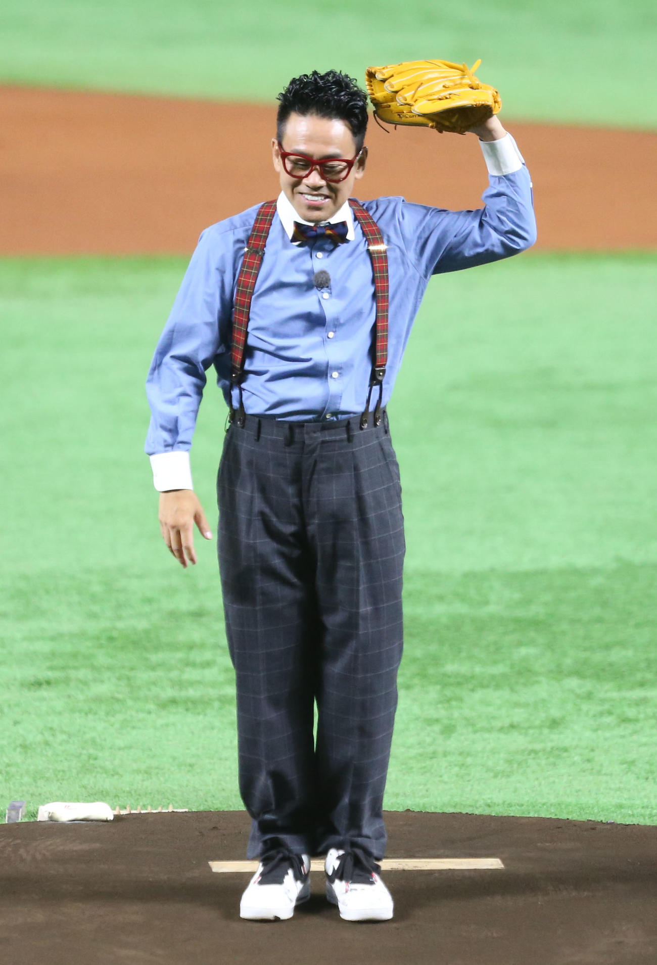 ソフトバンク対日本ハム　始球式を投げペイペイポーズをする宮川大輔（撮影・屋方直哉）
