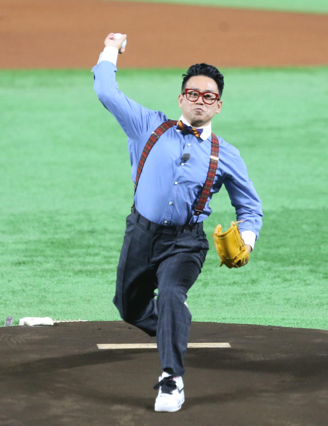 始球式を行う宮川大輔（撮影・屋方直哉）