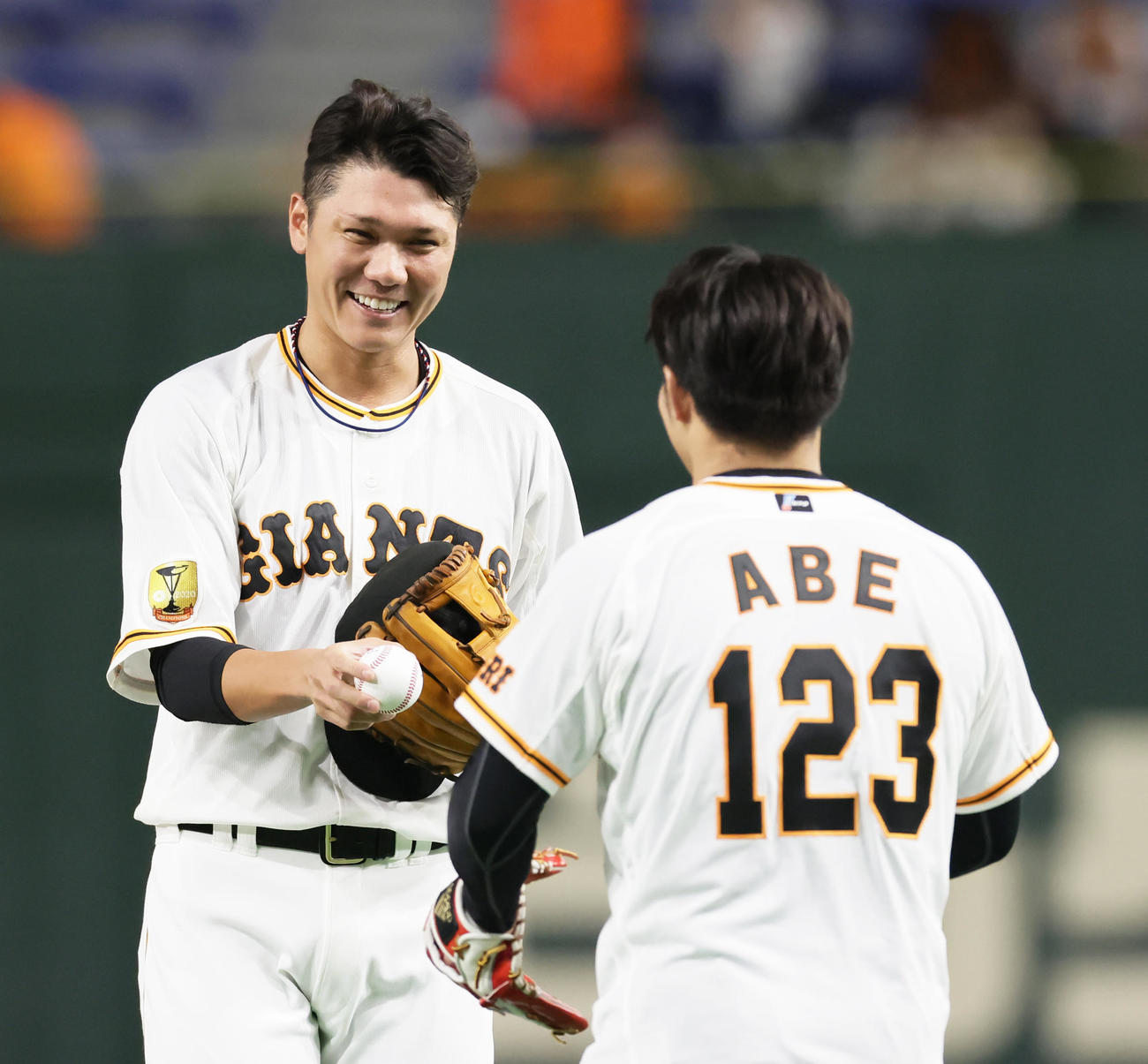 巨人対中日　始球式を行う東京五輪柔道金メダリストの阿部（右）にボールを手渡す巨人坂本（撮影・足立雅史）