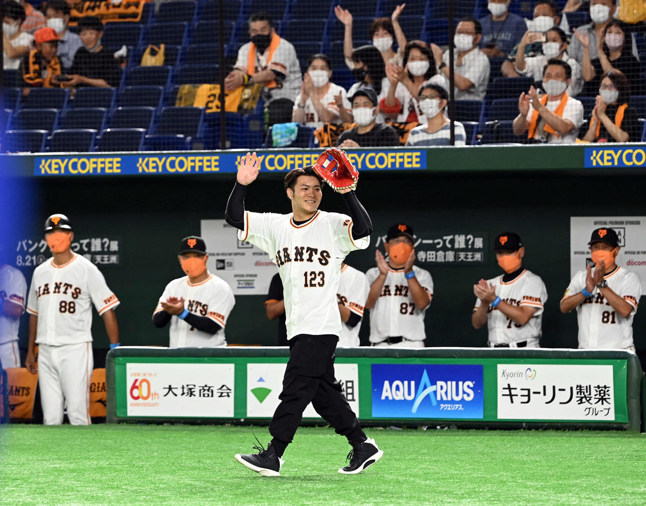 巨人対中日　始球式に登場した柔道の金メダリスト阿部一二三（撮影・たえ見朱実）