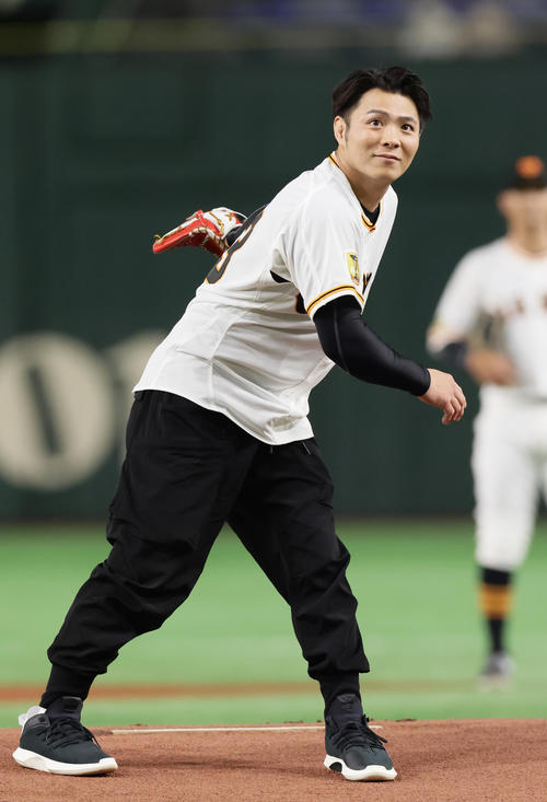 巨人対中日 始球式を務めた東京五輪柔道金メダリストの阿部(撮影・足立雅史)