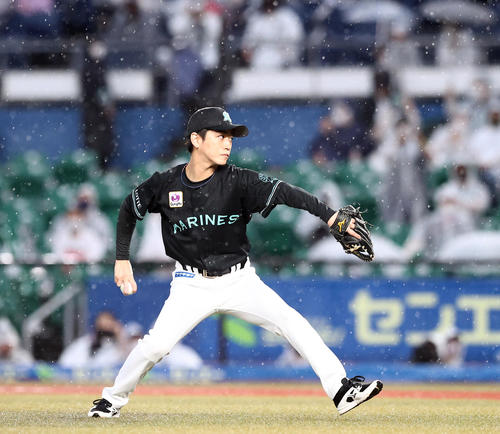 ロッテ対オリックス ファーストピッチセレモニーを行う亀梨和也(撮影・垰建太)