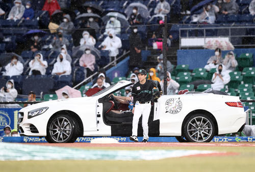 ロッテ対オリックス ファーストピッチセレモニーで登場する亀梨和也(撮影・垰建太)